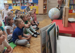 Przedszkolaki słuchaja opowiadania i zanieczyszczonej Ziemi